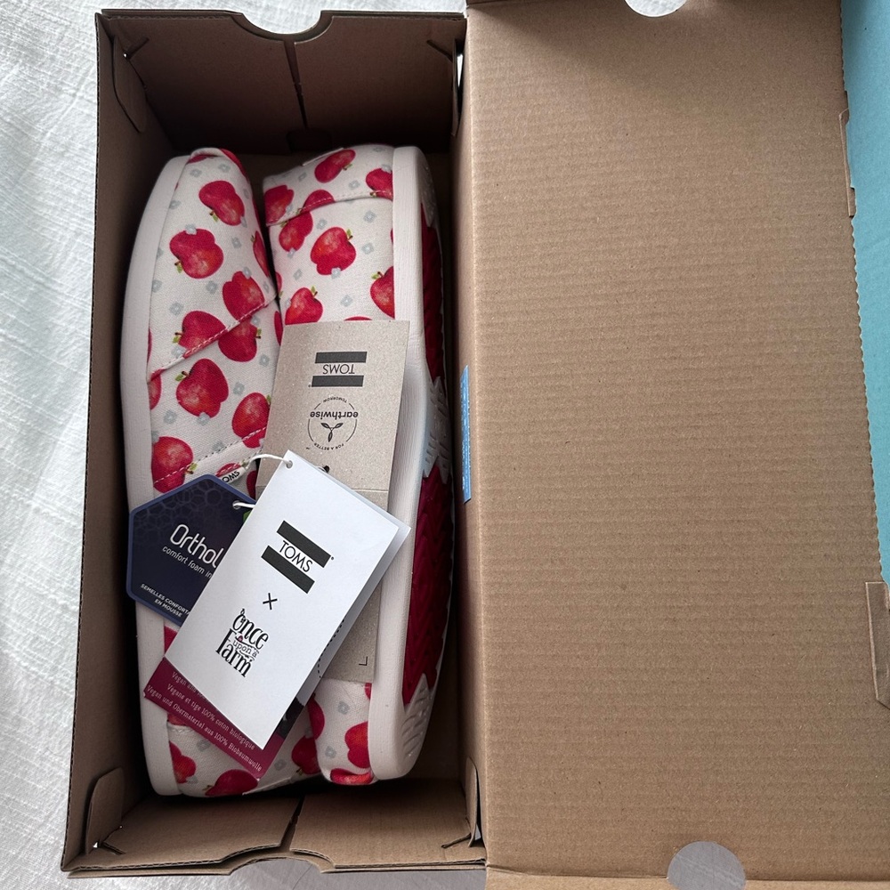 NEW WITH TAGS TOMS White OUAF Apple Print